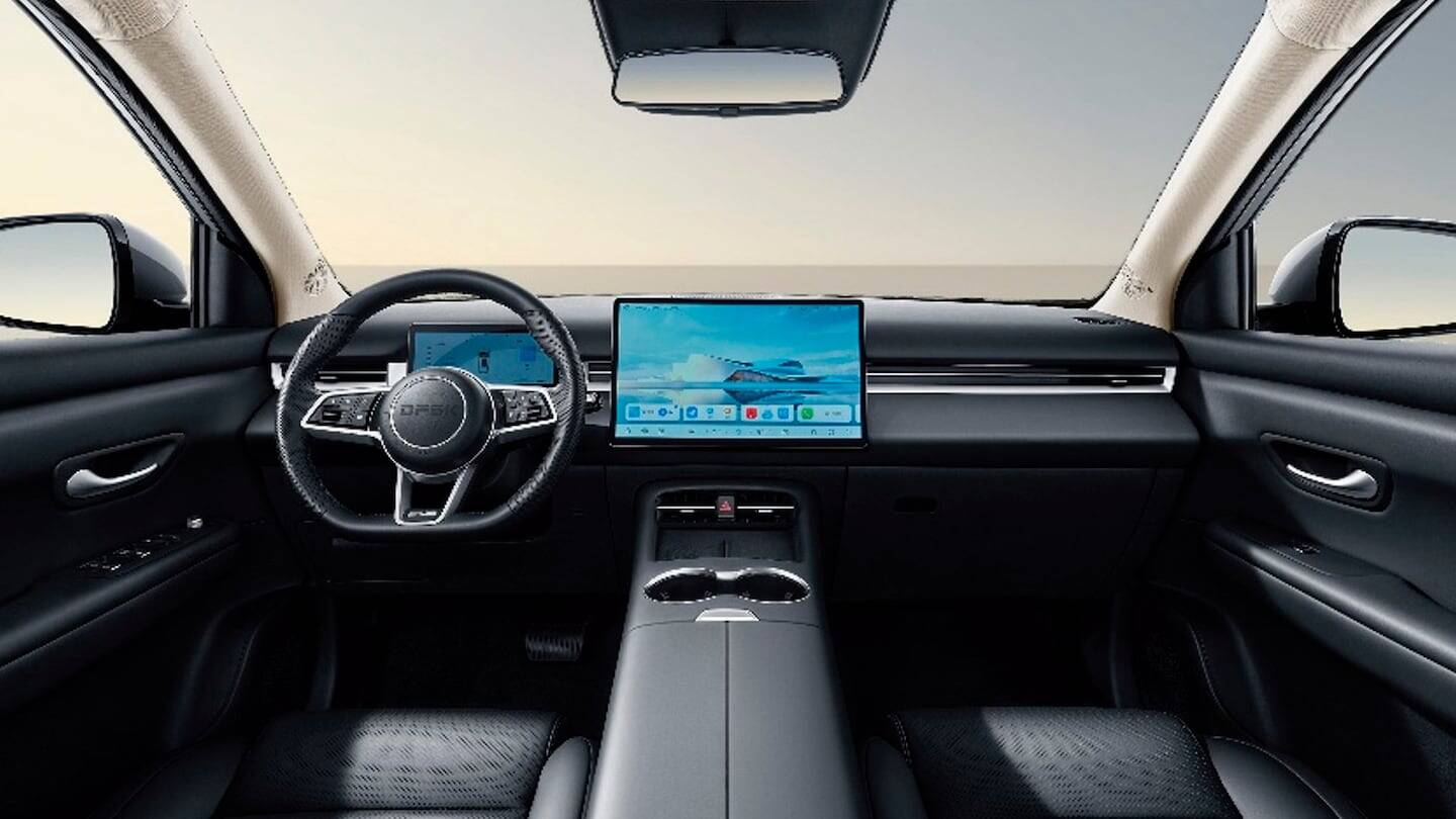 Interior del SUV híbrido DFSK E5 Plus con pantallas digitales y volante moderno