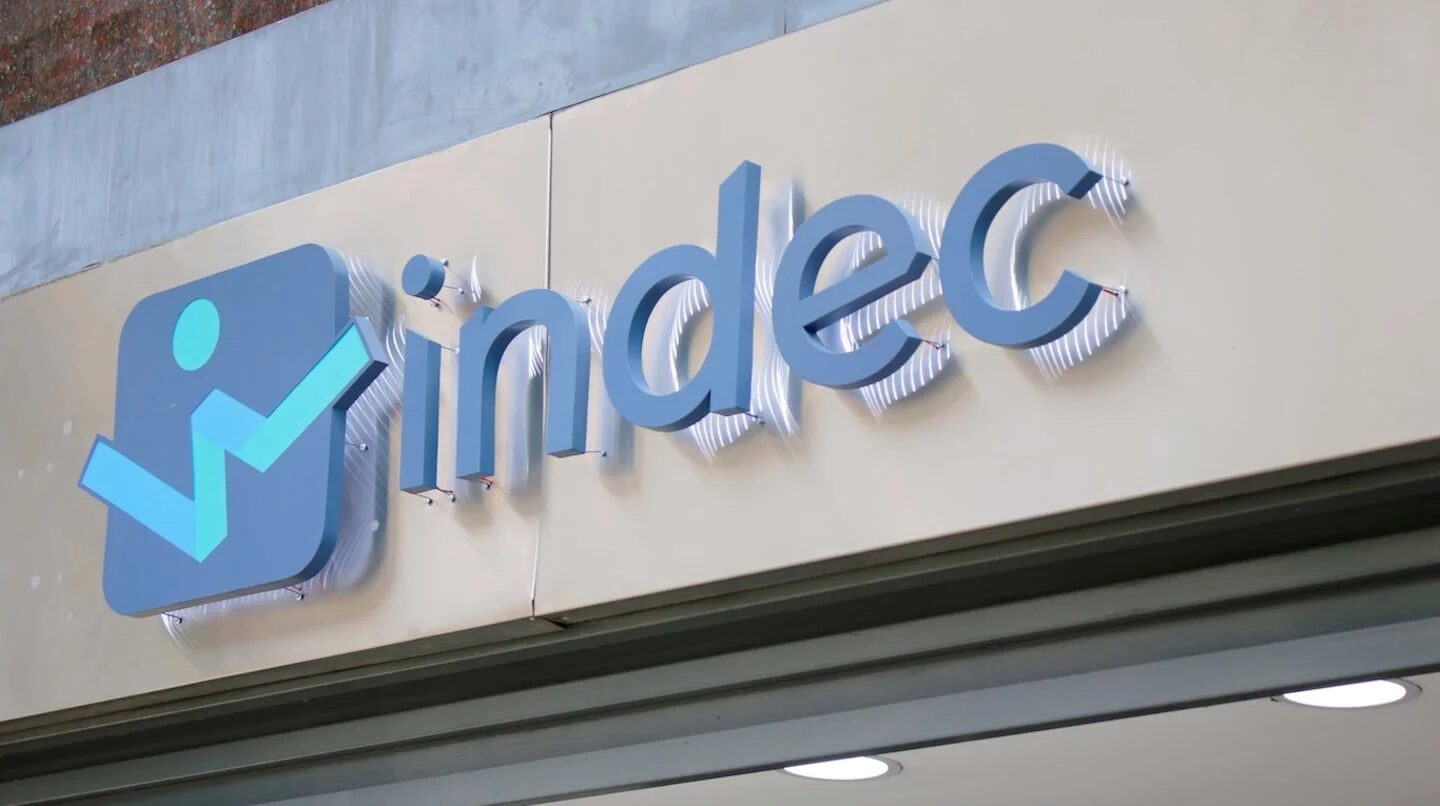 Logo del INDEC en la fachada de su edificio en Argentina