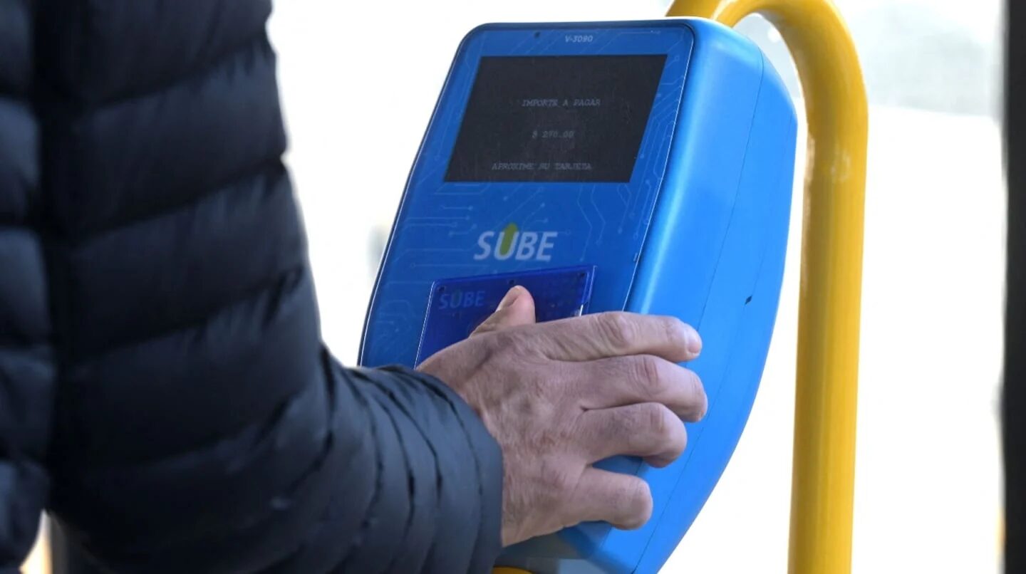 Persona utilizando una terminal SUBE para cargar saldo en Argentina