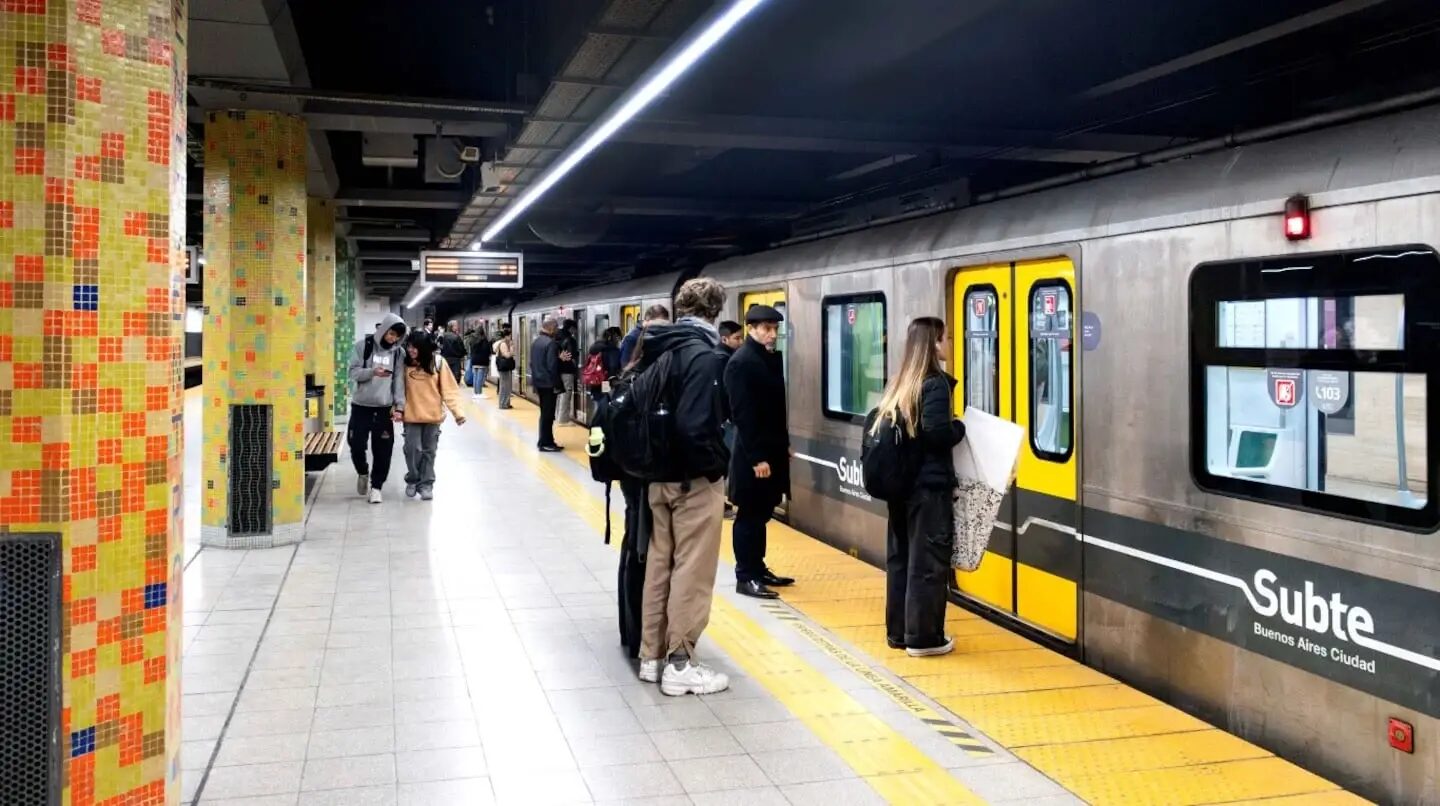 Pasajeros esperando el subte en una estación de Buenos Aires