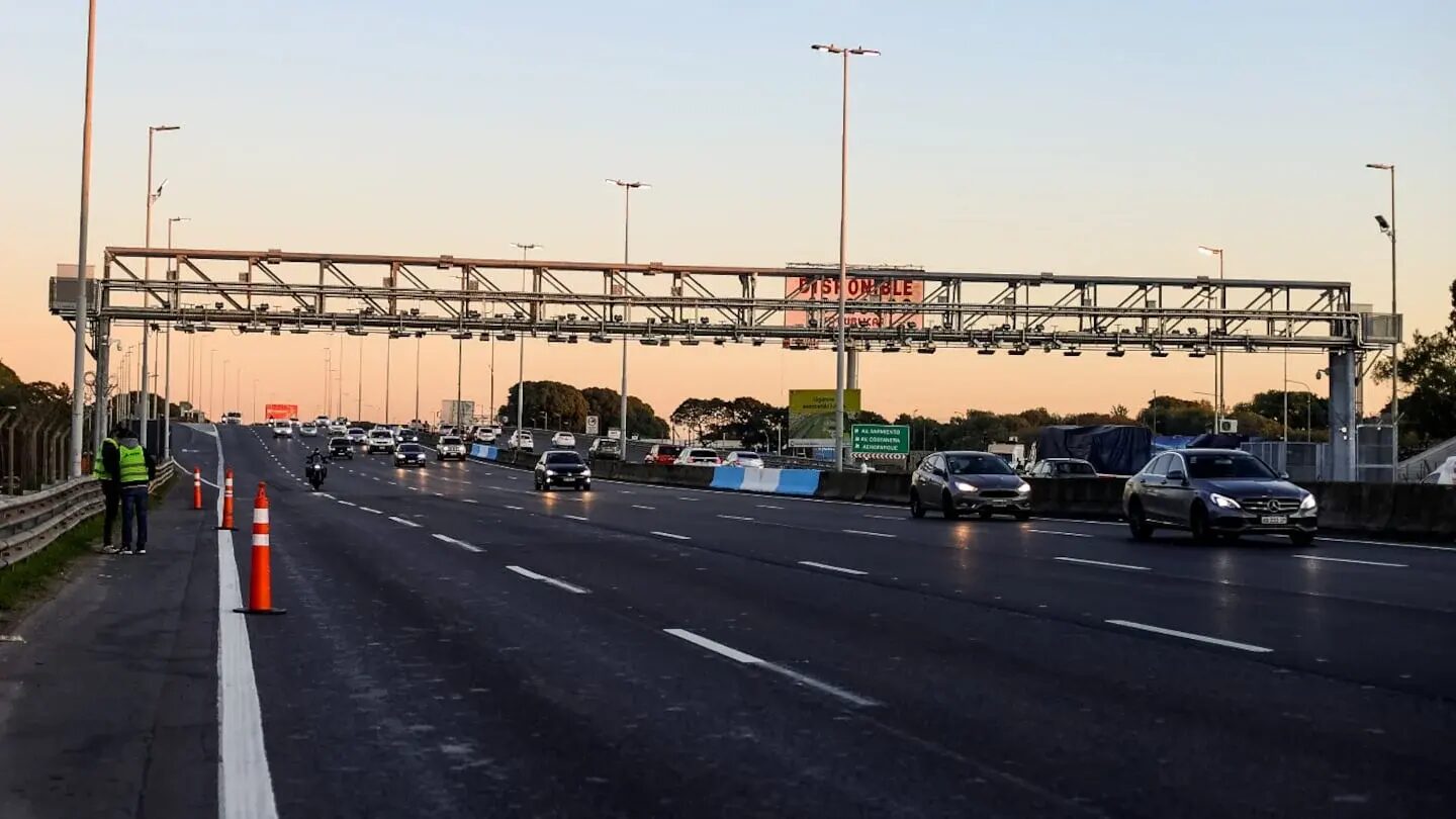 Peaje en una autopista de Argentina al atardecer con vehículos en circulación