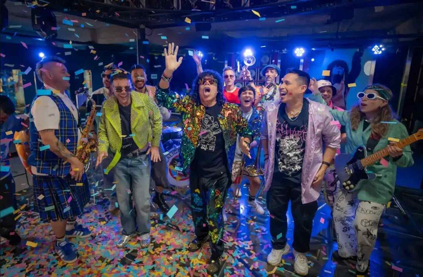 Los Caligaris y La Mona Jiménez celebran en una fiesta musical con confeti y vestimenta colorida