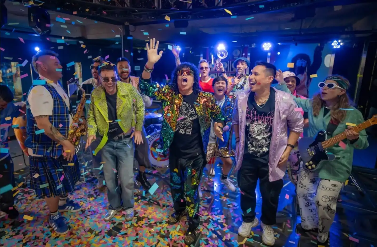 Los Caligaris y La Mona Jiménez celebran en una fiesta musical con confeti y vestimenta colorida