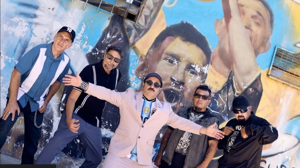 Los Calzones junto a un mural de Lionel Messi