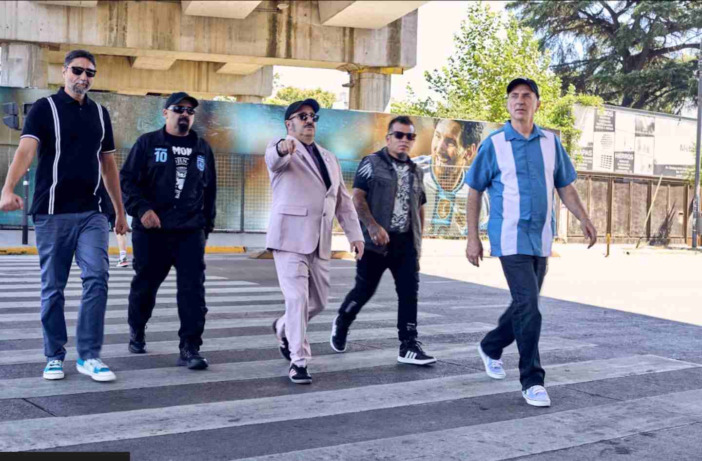 Los Calzones caminando por la calle en un homenaje a Lionel Messi