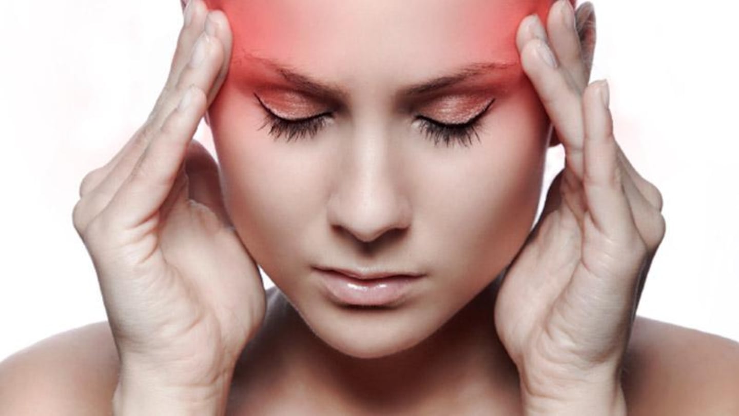Mujer con dolor de cabeza, representando una migraña