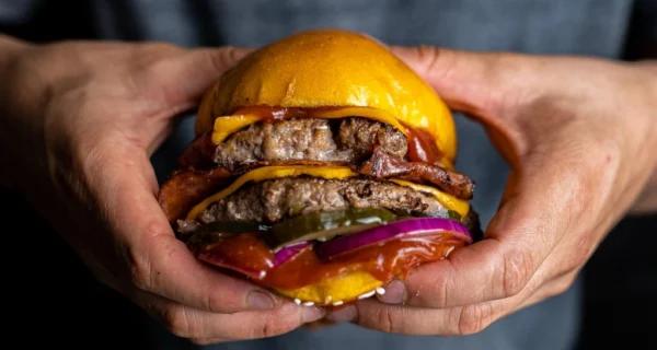 Hamburguesas caseras jugosas con cebolla