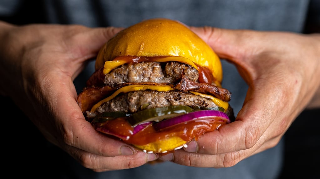 Hamburguesas caseras jugosas con cebolla