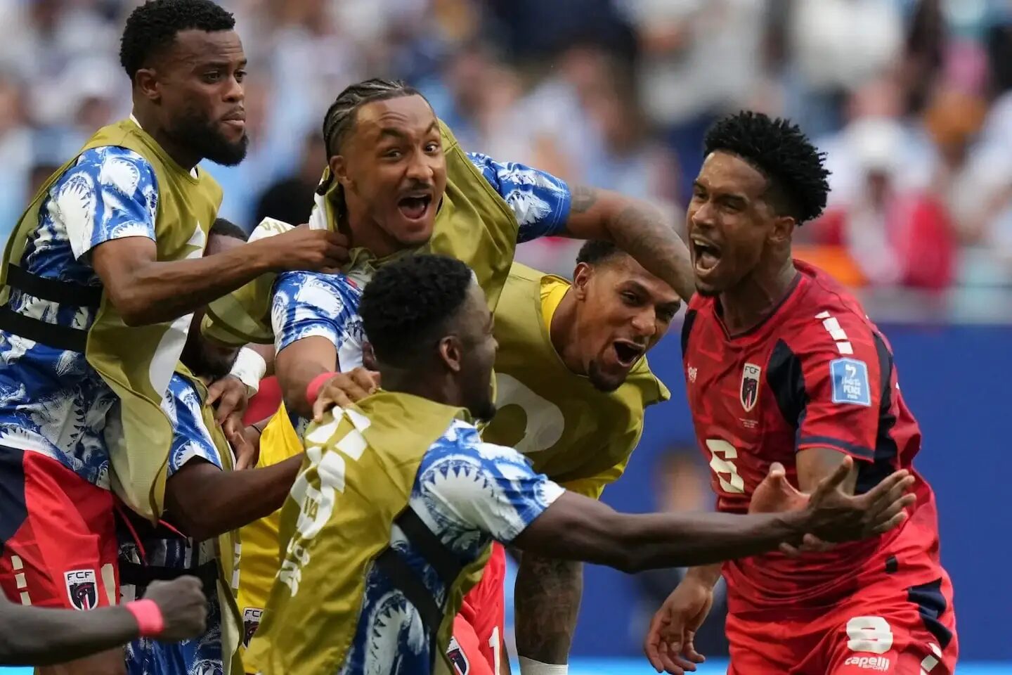 Jugadores celebrando un gol en un partido de fútbol