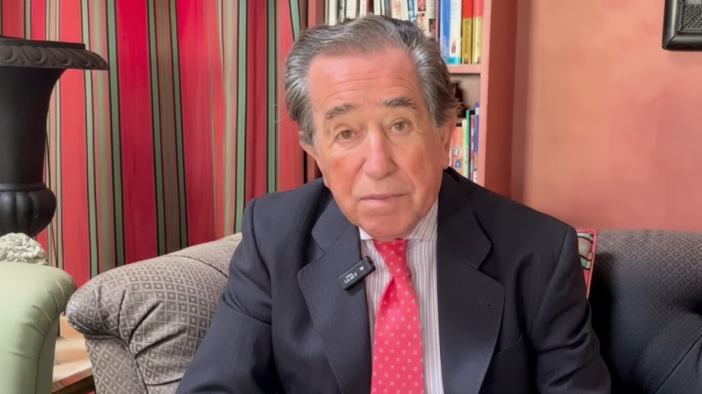Enrique Rojas hablando sobre los pilares de la felicidad en un entorno acogedor
