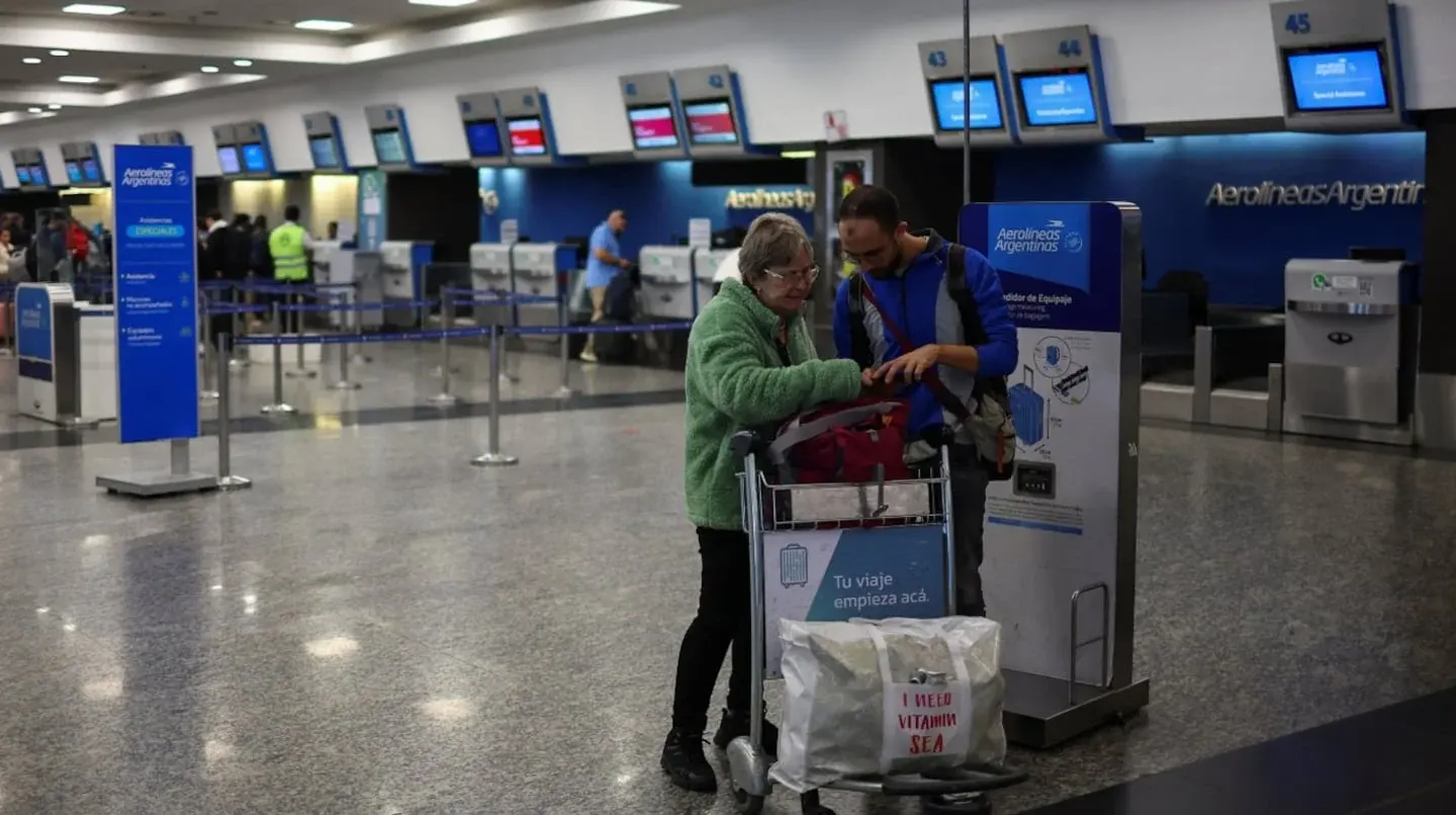Pasajeros en el aeropuerto preparando su equipaje para viajar