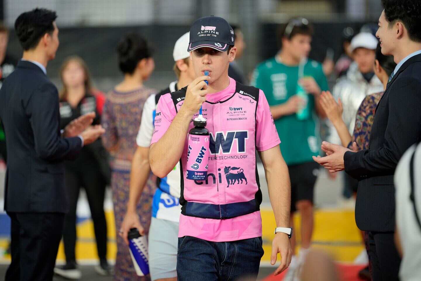 Franco Colapinto con un vaso de agua en el Gran Premio de Austria de Fórmula 1