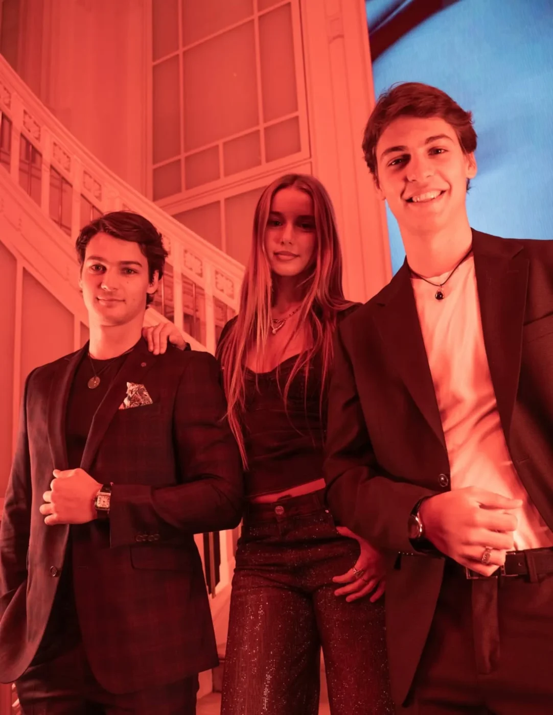 Tiziano, Benicio y Taína Gravier posando en un evento de alta perfumería en Buenos Aires