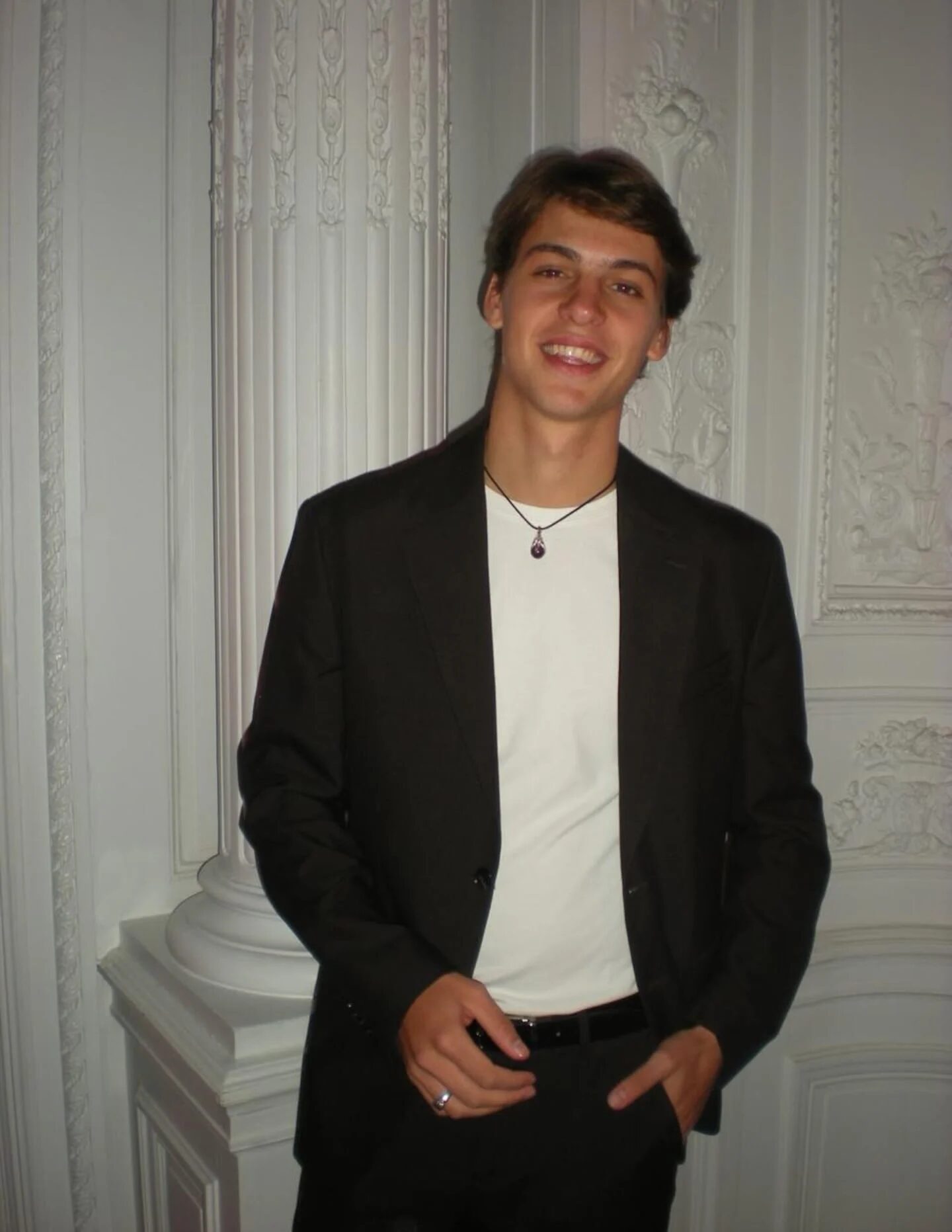 Tiziano Gravier posando con una sonrisa en un evento de alta perfumería en Buenos Aires