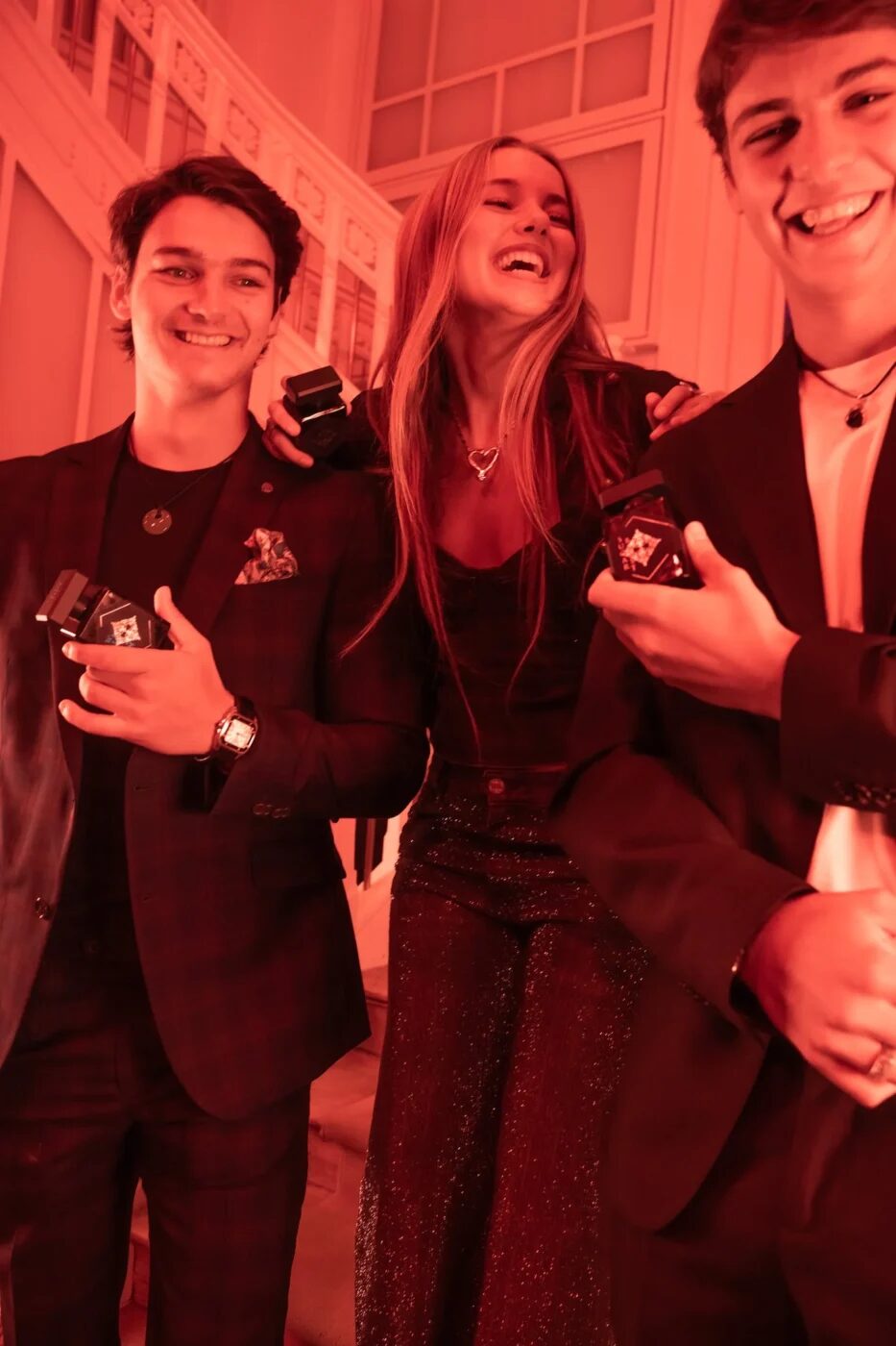 Tiziano, Benicio y Taína Gravier posando en un evento de alta perfumería en Buenos Aires