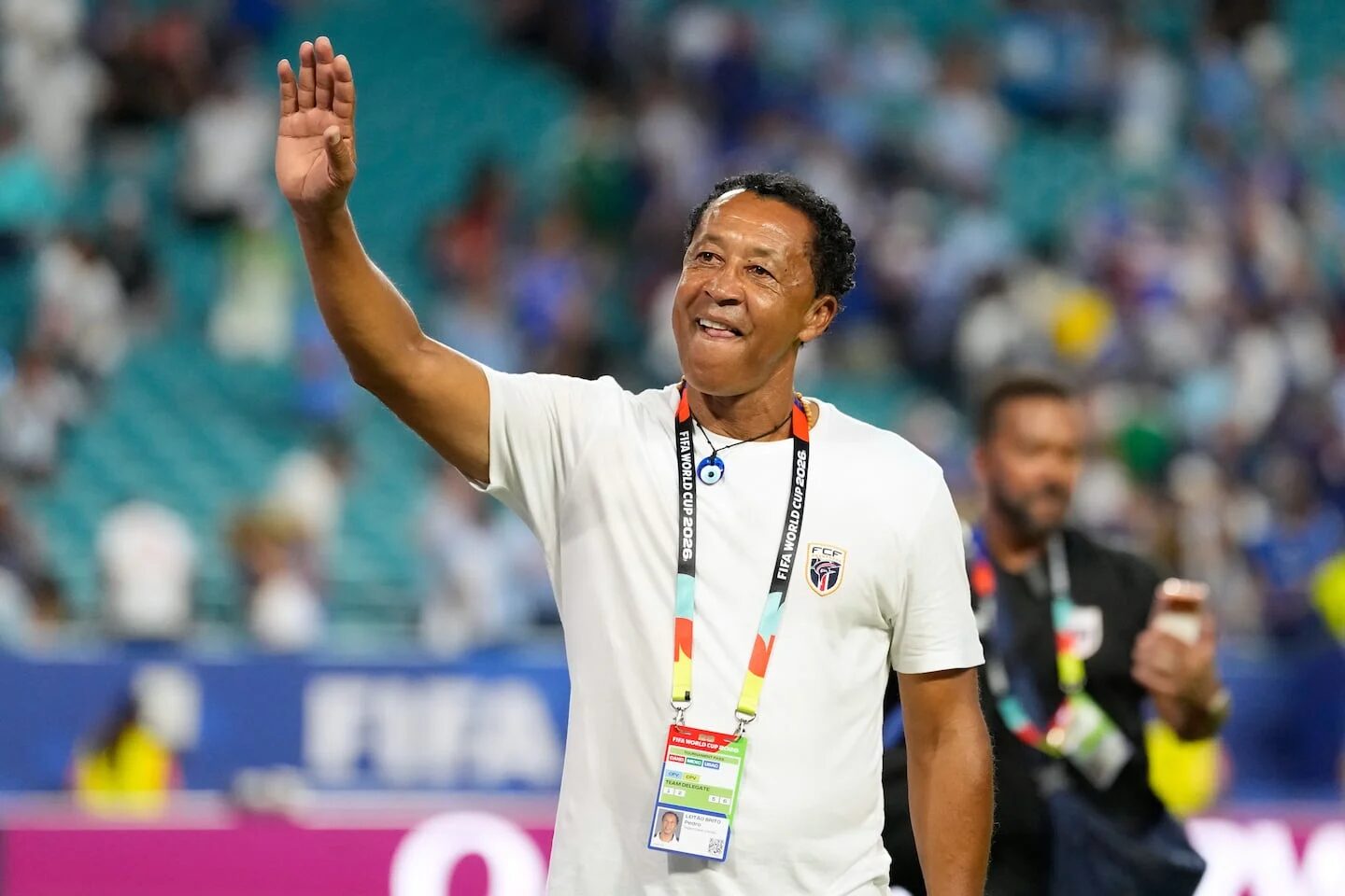 Entrenador de Cabo Verde saluda al público durante un evento del Mundial 2026