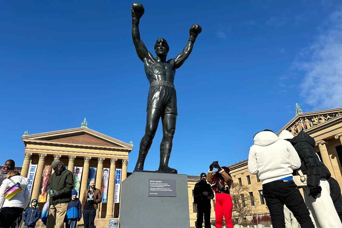 Estatua de Rocky Balboa con hinchas brasileños en Filadelfia durante un banderazo
