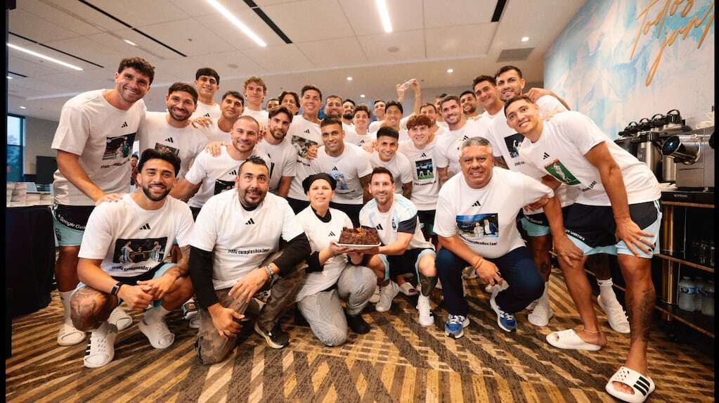 Lionel Messi celebrando su cumpleaños con la Selección argentina