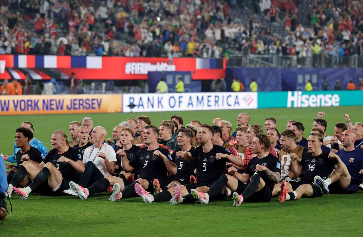 Jugadores de Noruega celebrando su clasificación al Mundial 2026 con una coreografía en el campo