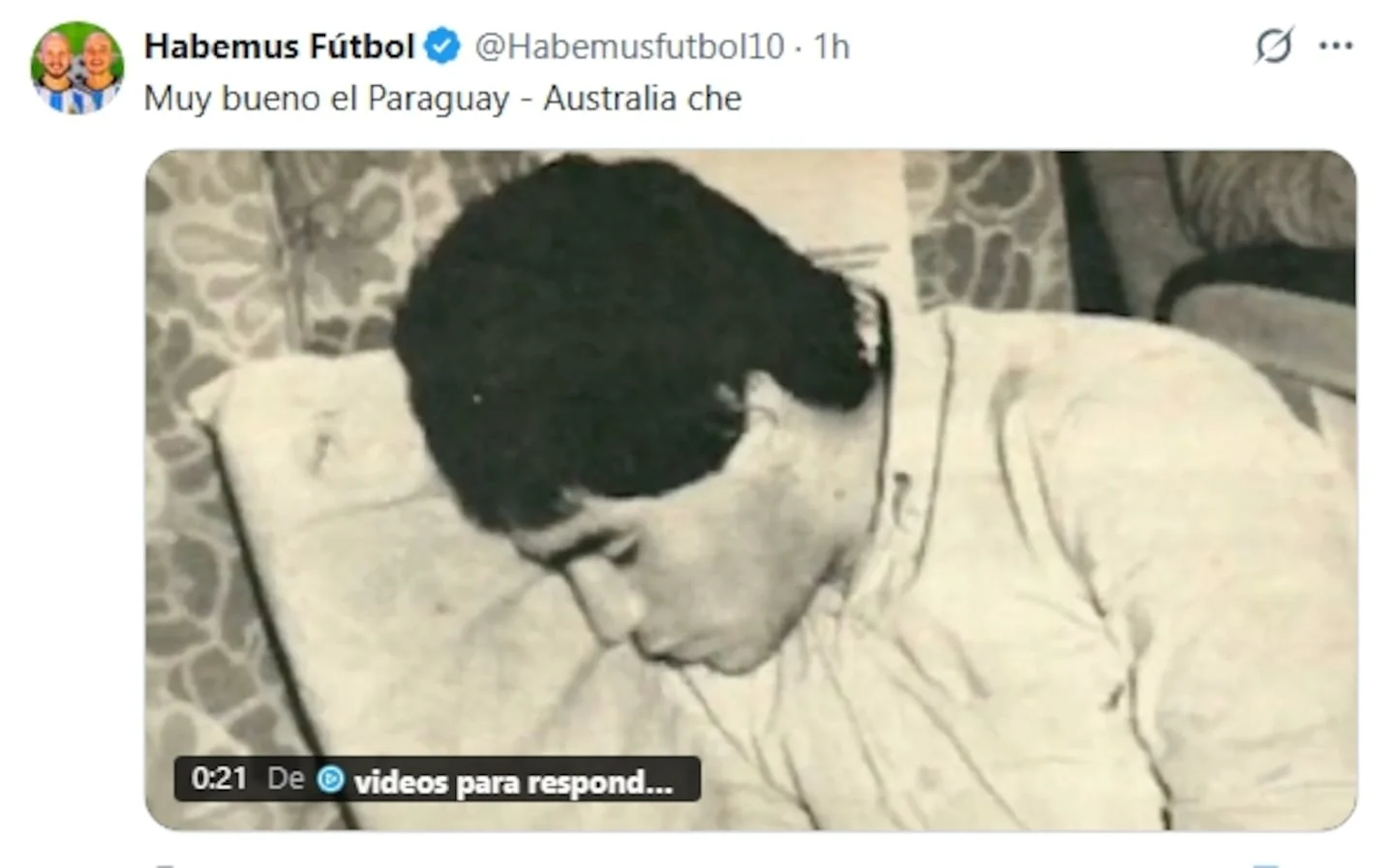 Hombre dormido en un sofá, en un contexto humorístico relacionado con el fútbol