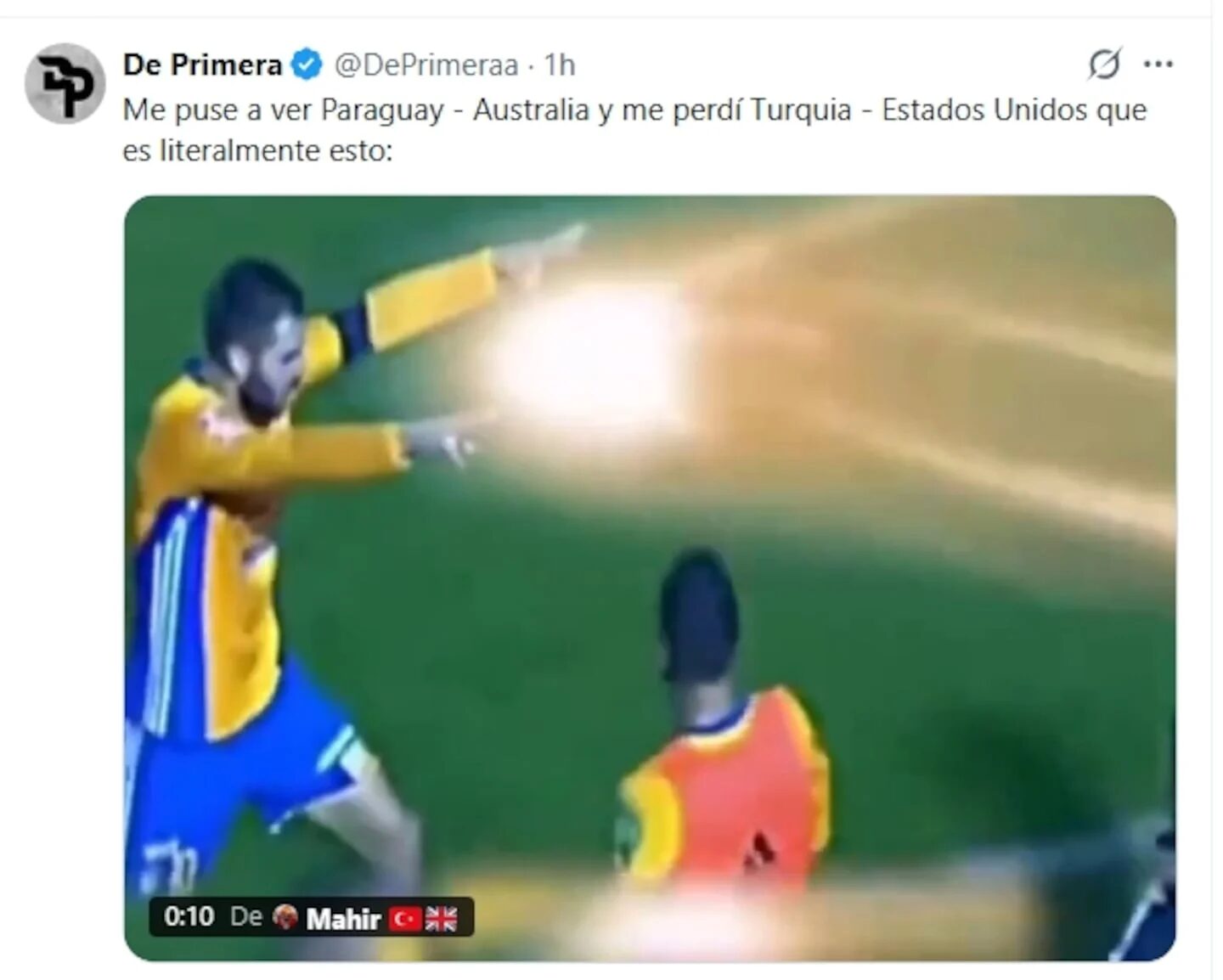 Jugador de fútbol señalando mientras otro observa, en un meme sobre el partido Paraguay-Australia