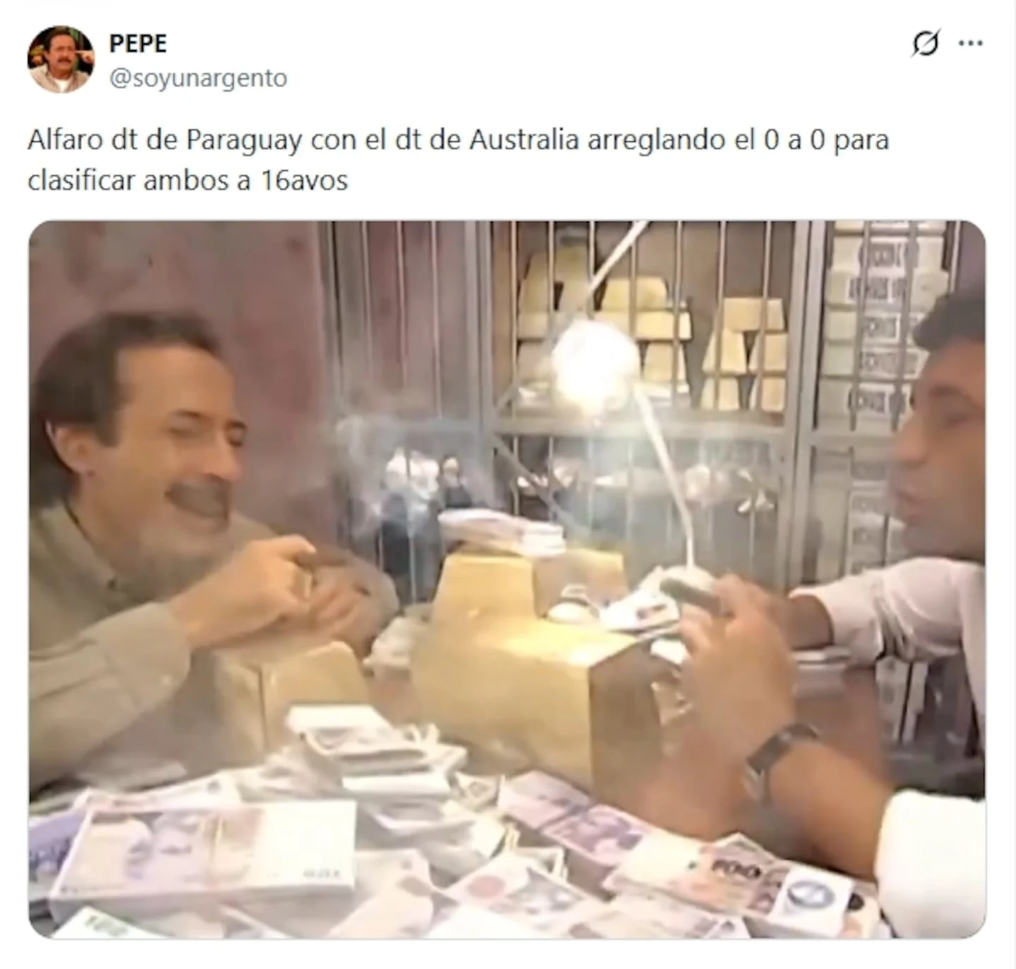 Dos hombres conversando rodeados de billetes en un ambiente humorístico