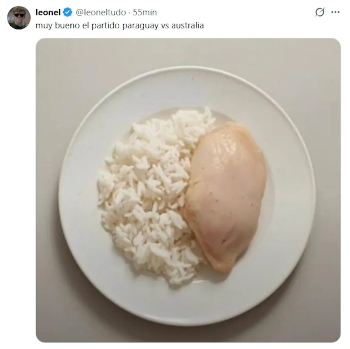 Plato con arroz y pechuga de pollo en un fondo blanco, haciendo referencia humorística al partido Paraguay vs Australia