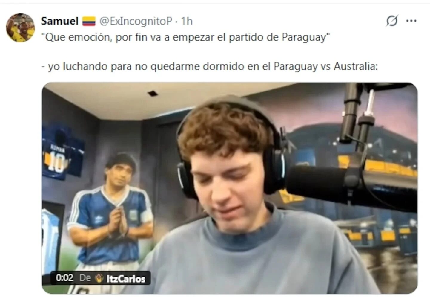 Joven con auriculares hablando sobre el partido Paraguay vs Australia en un fondo de mural futbolístico