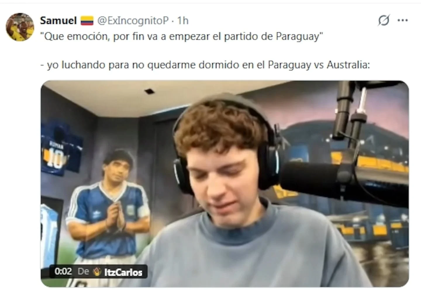 Joven con auriculares hablando sobre el partido Paraguay vs Australia en un fondo de mural futbolístico