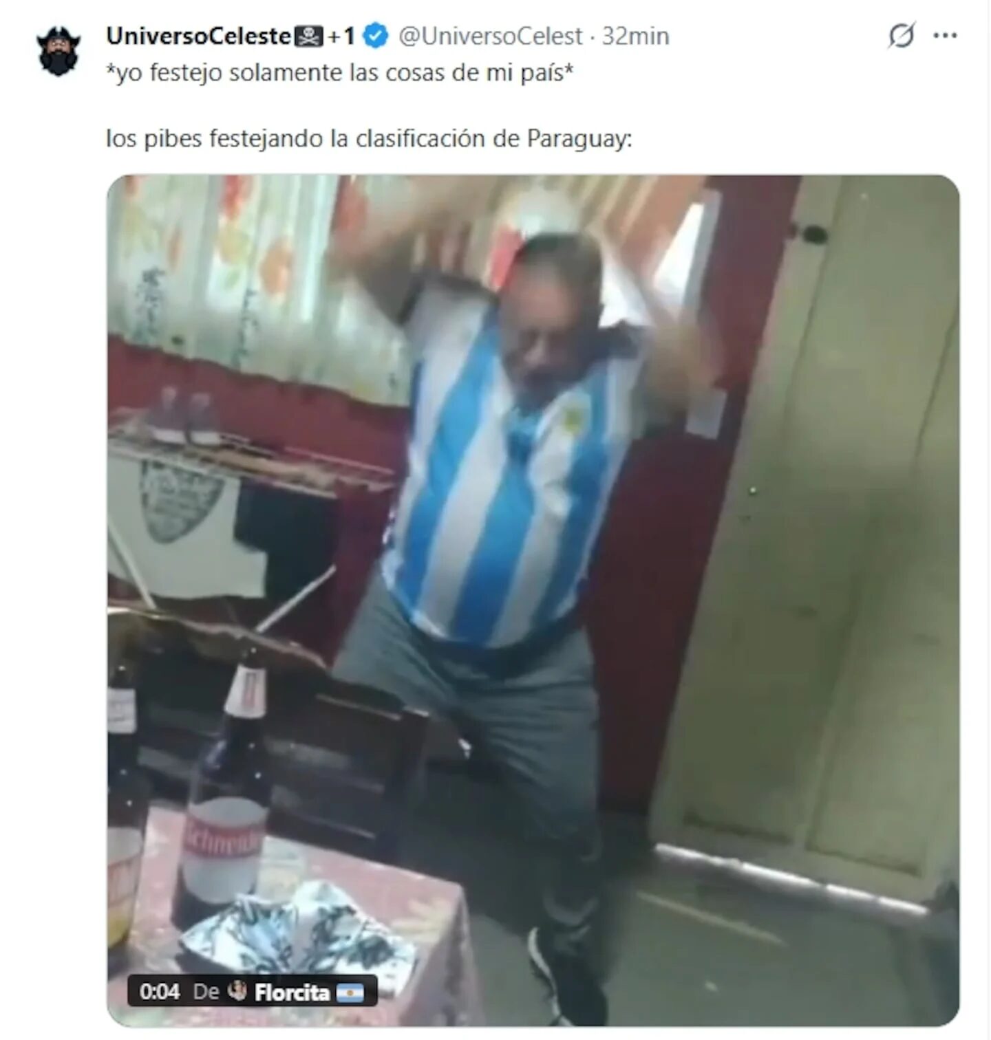 Hombre bailando con camiseta de fútbol en celebración tras el partido Paraguay-Australia