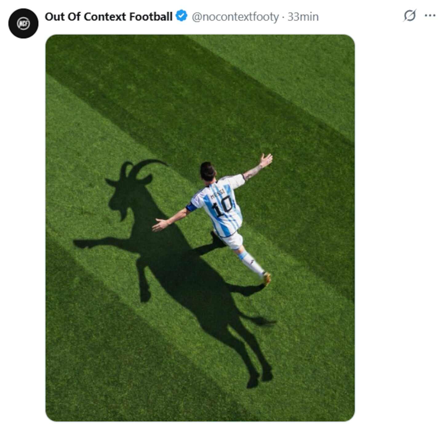 Lionel Messi corriendo en el campo de fútbol con la sombra de una cabra