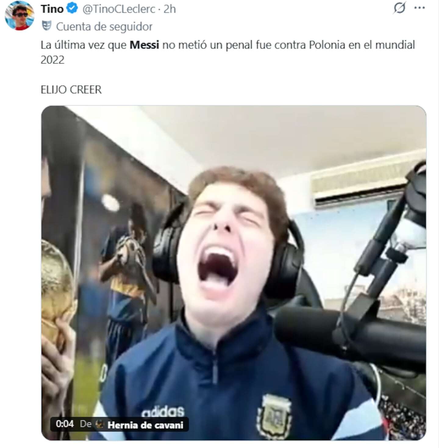 Joven gritando de emoción mientras usa una camiseta de la Selección argentina tras la victoria en el Mundial 2026