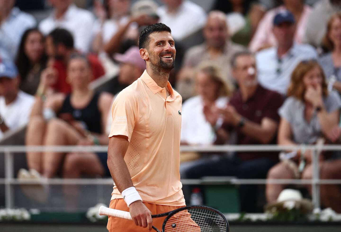 Novak Djokovic sonríe durante un partido de tenis en un torneo