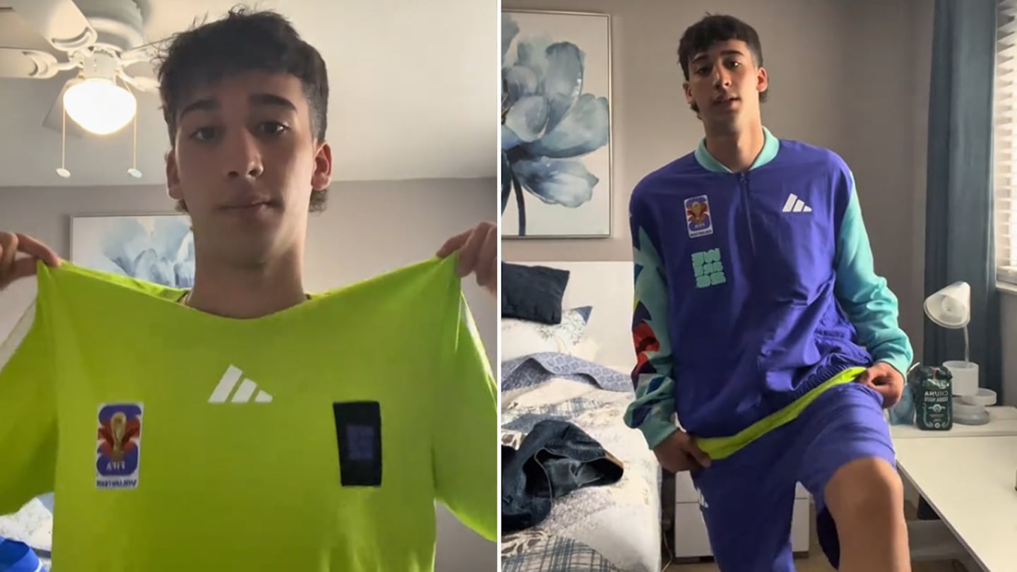 Joven argentino mostrando su kit de voluntario del Mundial 2026 en Miami