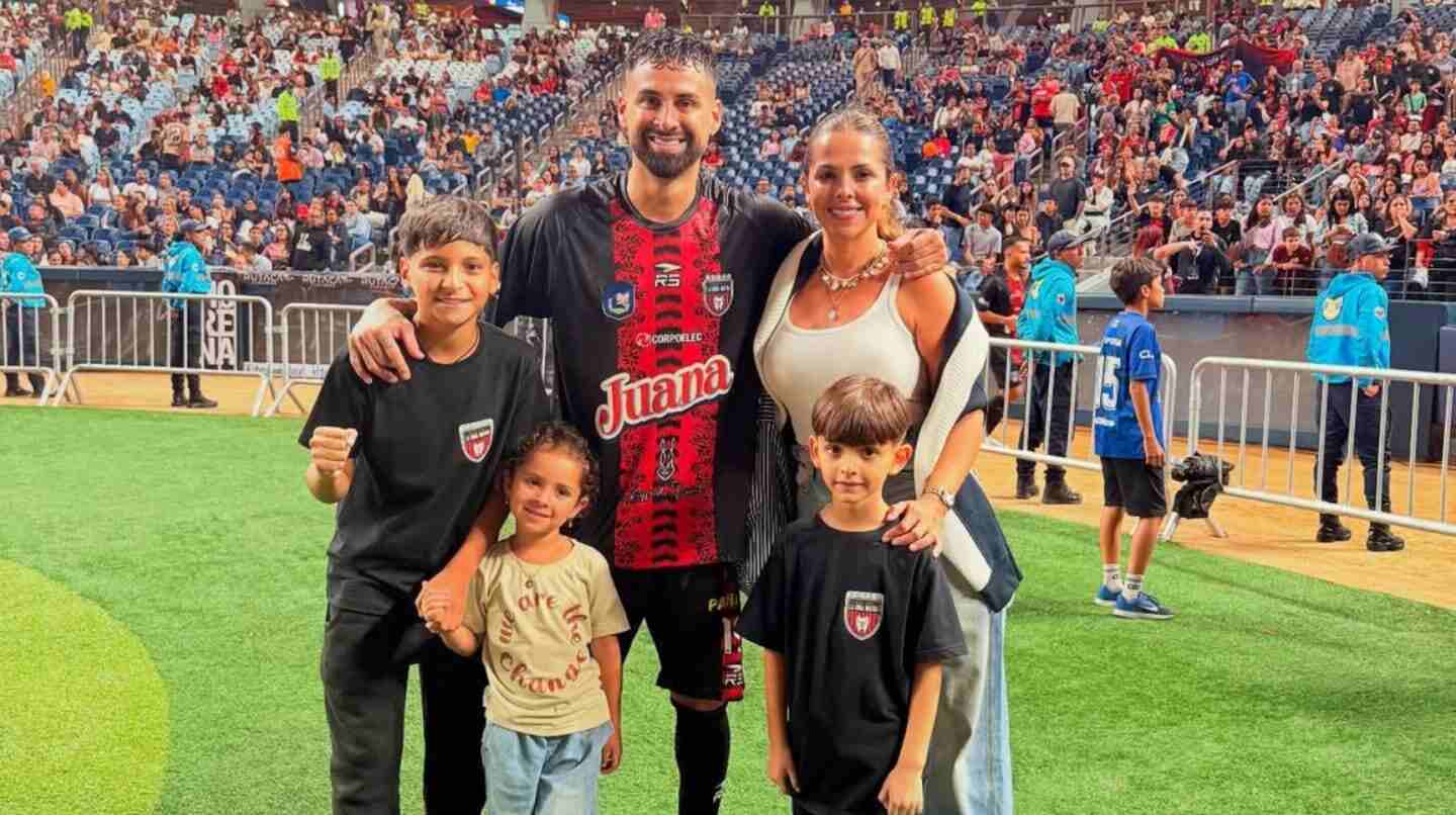 Lucas Trejo con su familia en un evento deportivo
