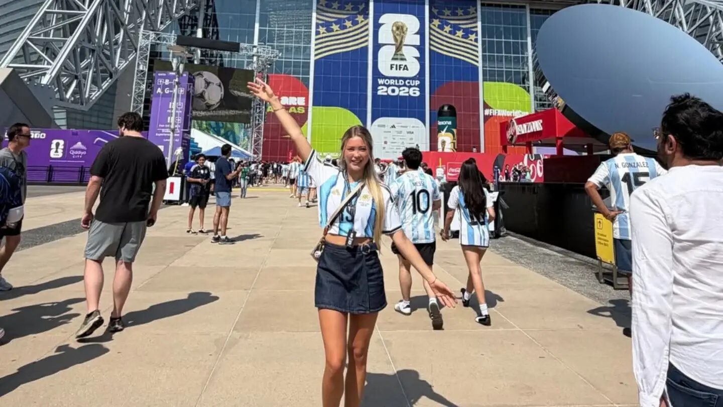 Ludmila Isabella posando frente al estadio del Mundial 2026 con una camiseta de la selección argentina