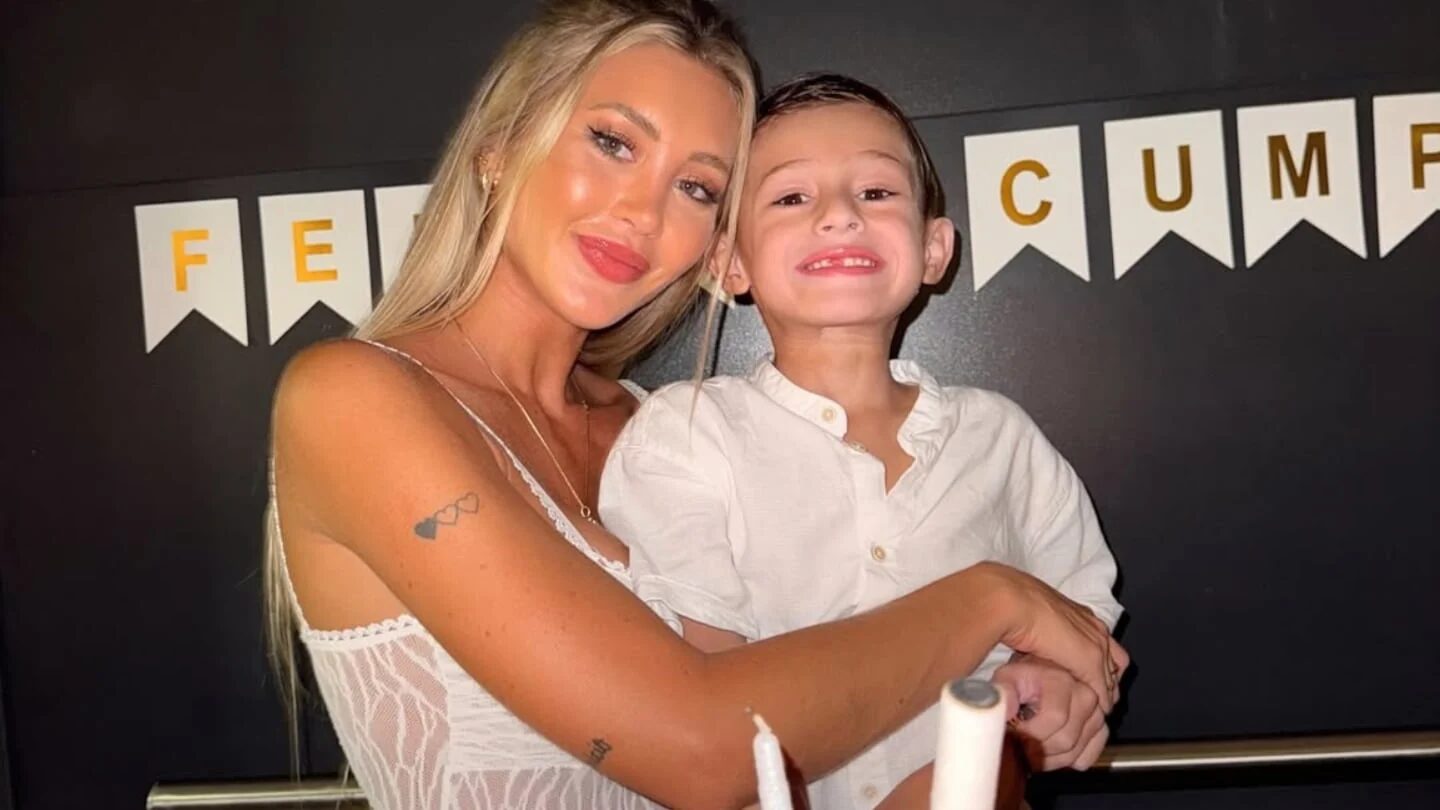 Ludmila Isabella posando con un niño en una celebración de cumpleaños