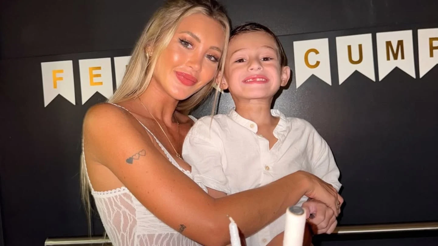 Ludmila Isabella posando con un niño en una celebración de cumpleaños
