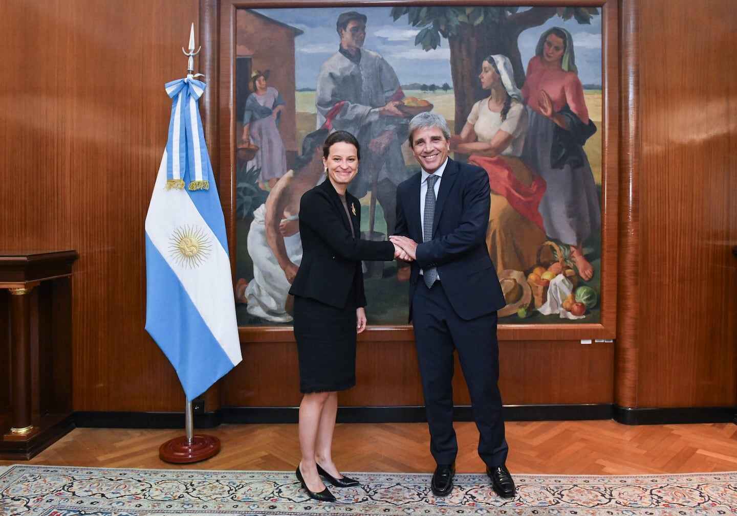 Reunión entre funcionarios argentinos y Kevin Warsh en un ambiente institucional