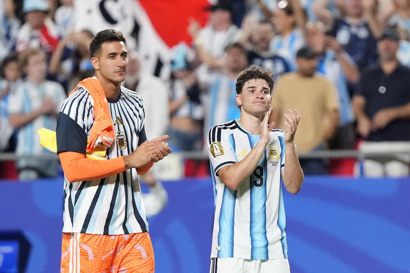 Luis de la Fuente y Julián Álvarez aplaudiendo en un partido de la Selección argentina