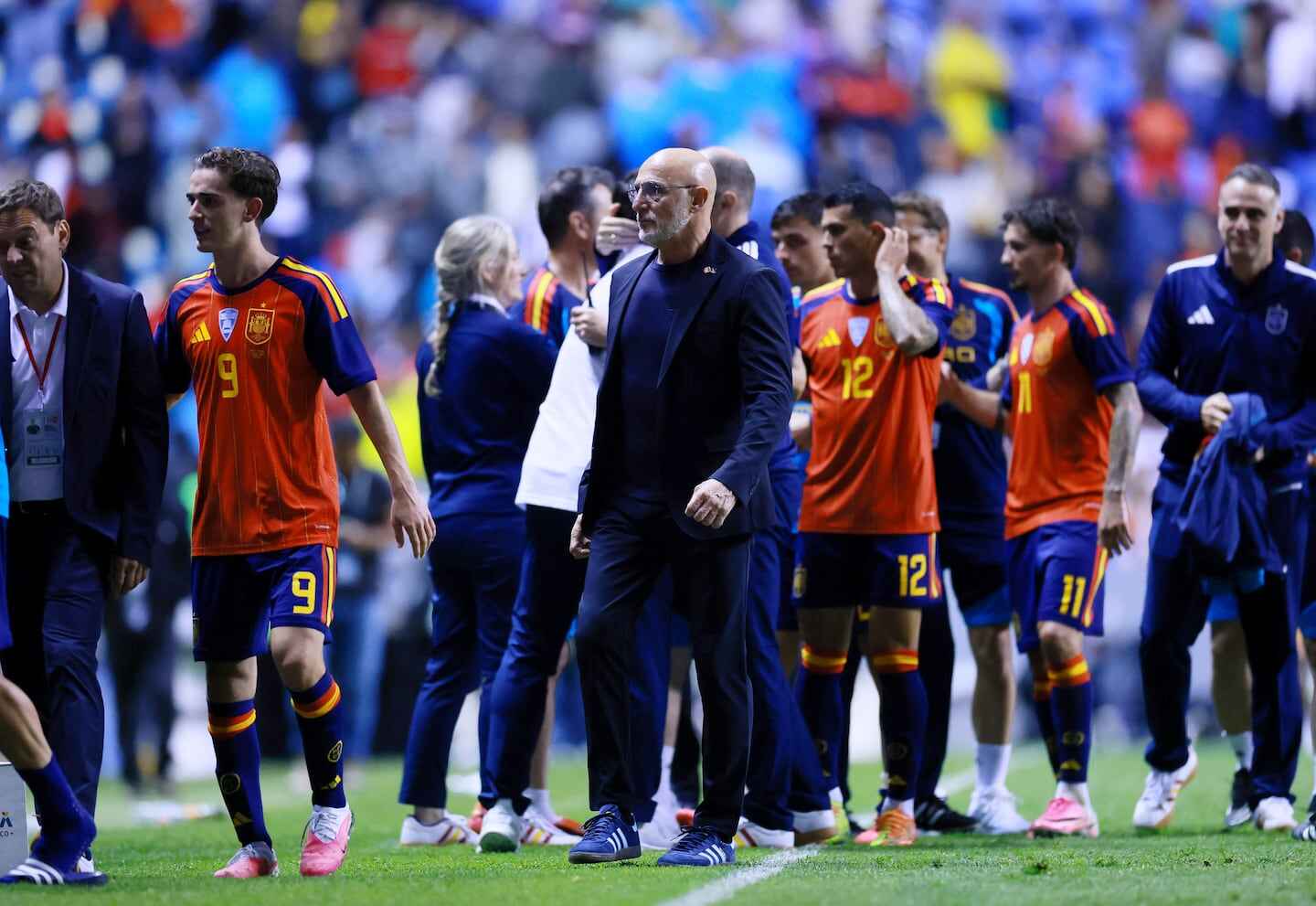 Luis de la Fuente y la selección española en un partido de fútbol