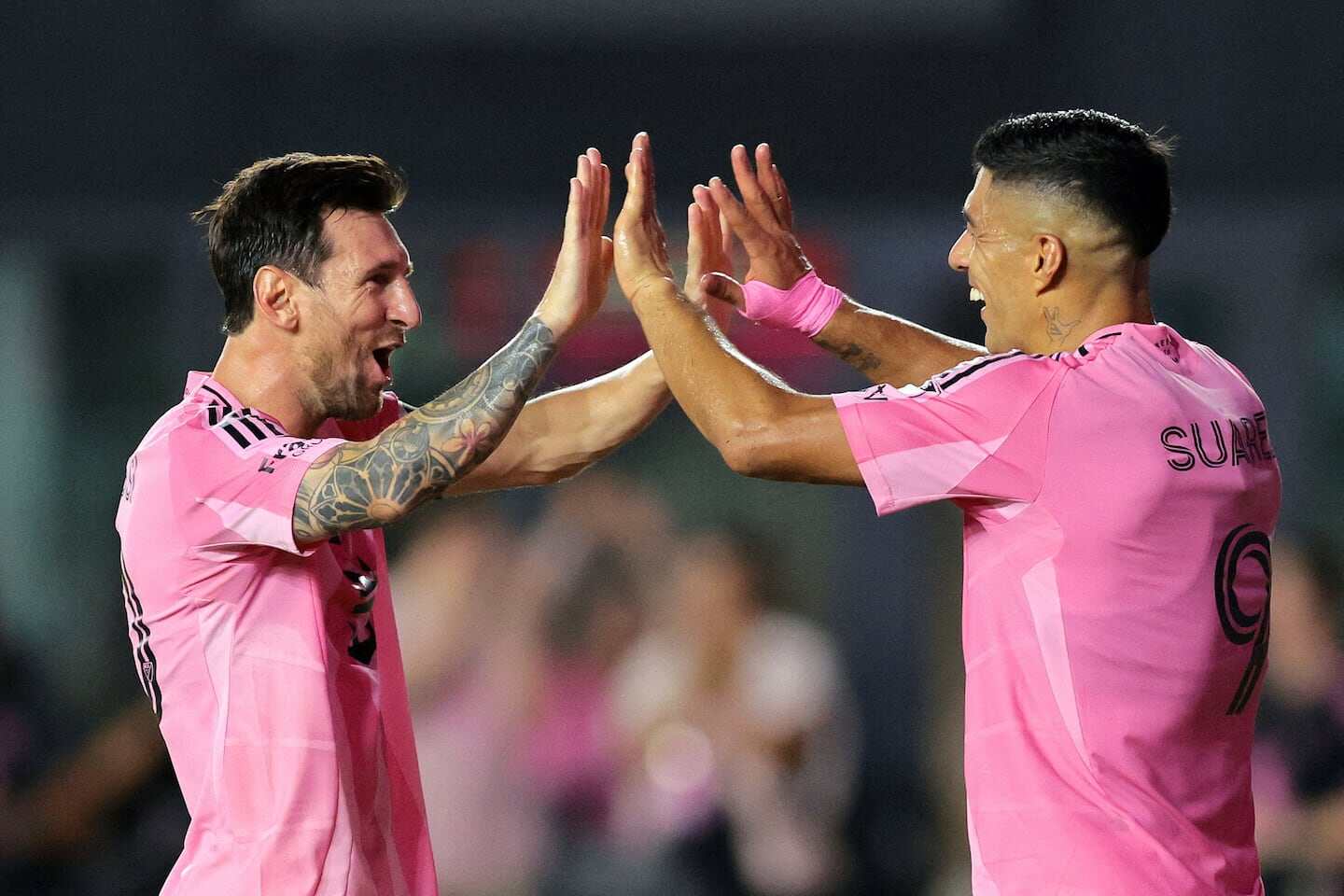 Luis Suárez y Lionel Messi celebran un gol en un partido de fútbol