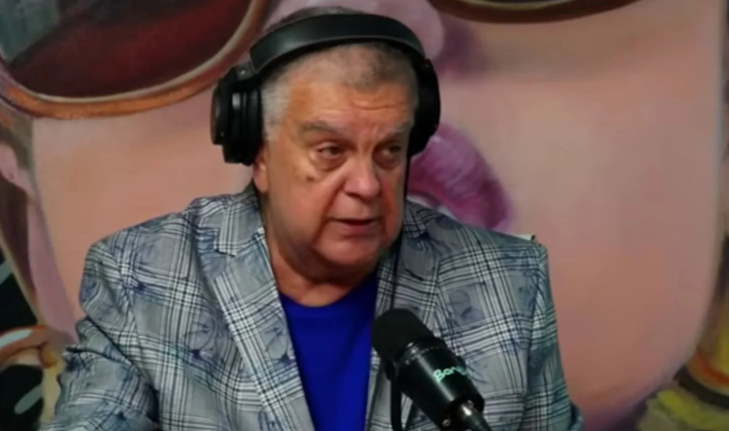 Luis Ventura hablando en un programa de radio con auriculares y chaqueta a cuadros