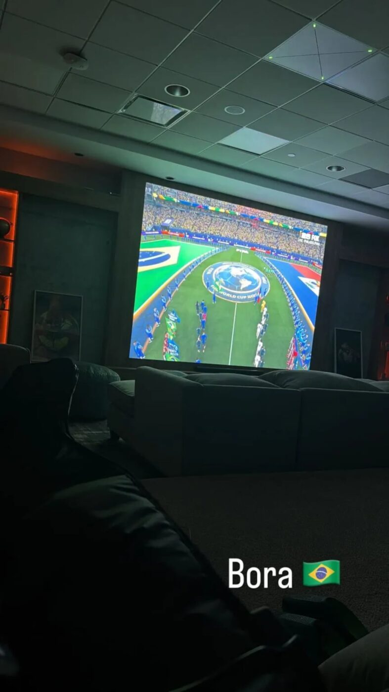 Pantalla de proyección mostrando el inicio de un partido de fútbol en el Mundial 2026