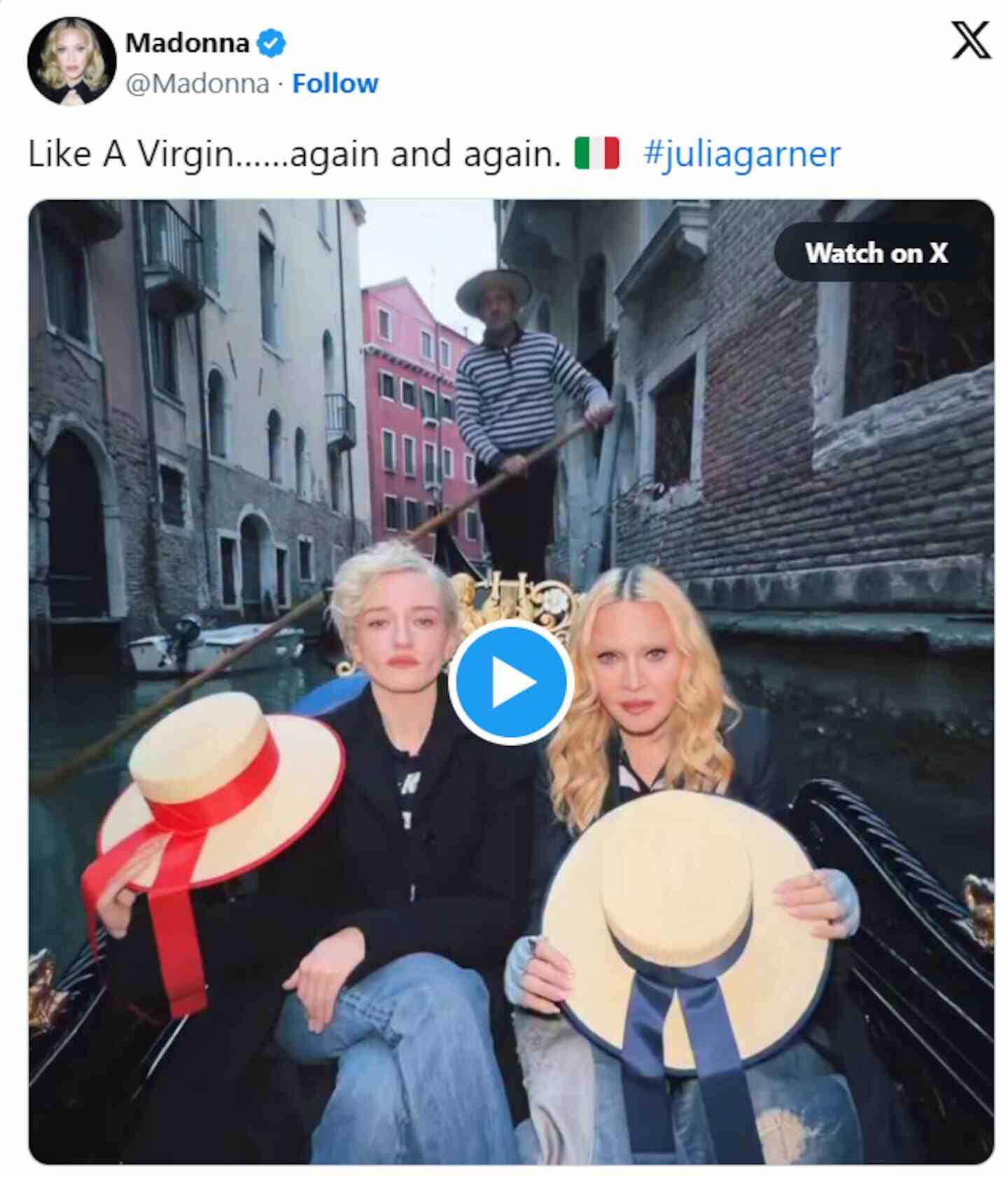 Madonna y Julia Garner en una góndola en Venecia, con sombreros de paja