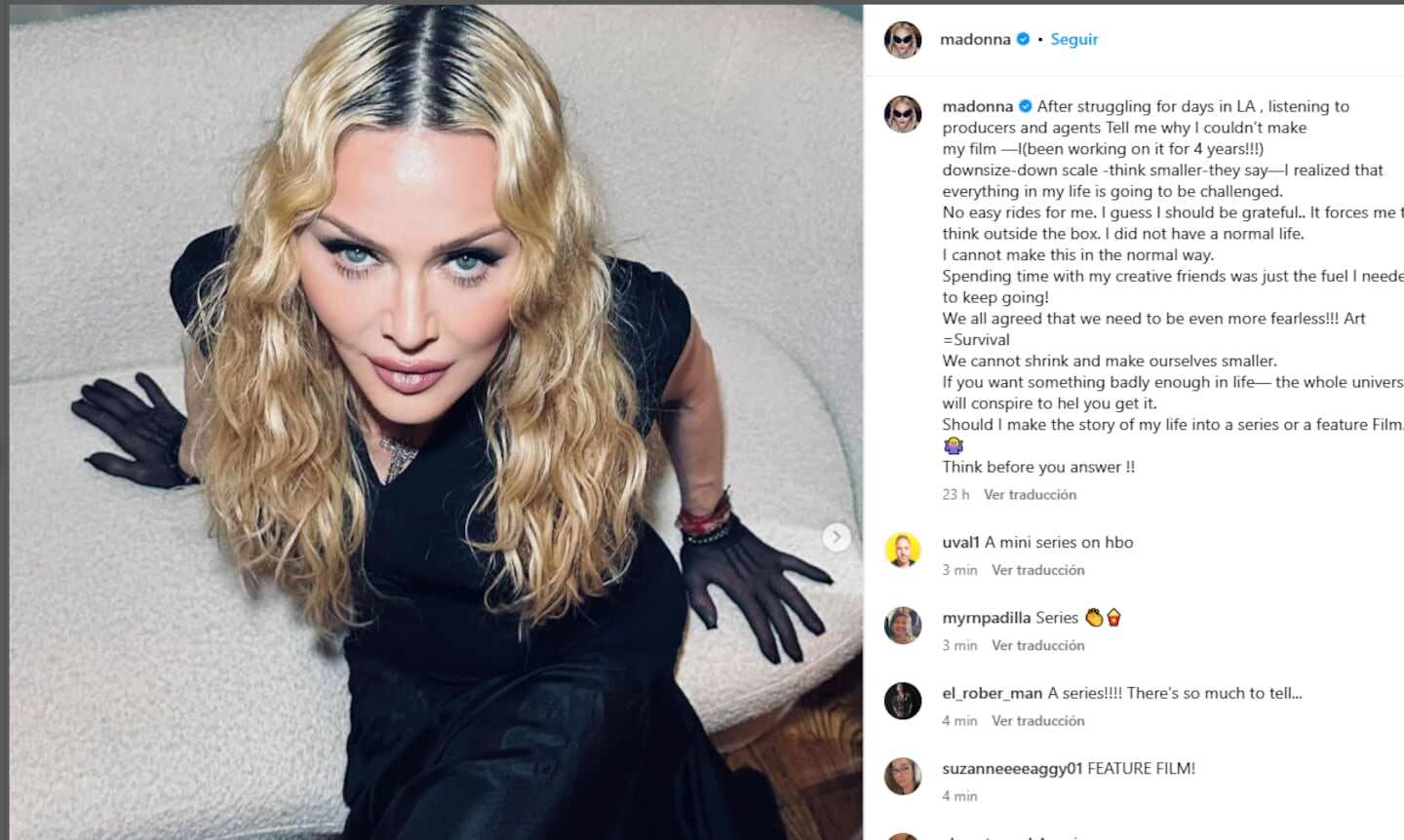 Madonna posando con guantes negros y cabello ondulado en un entorno interior