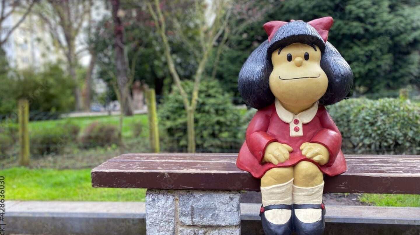Estatua de Mafalda sentada en un banco de parque