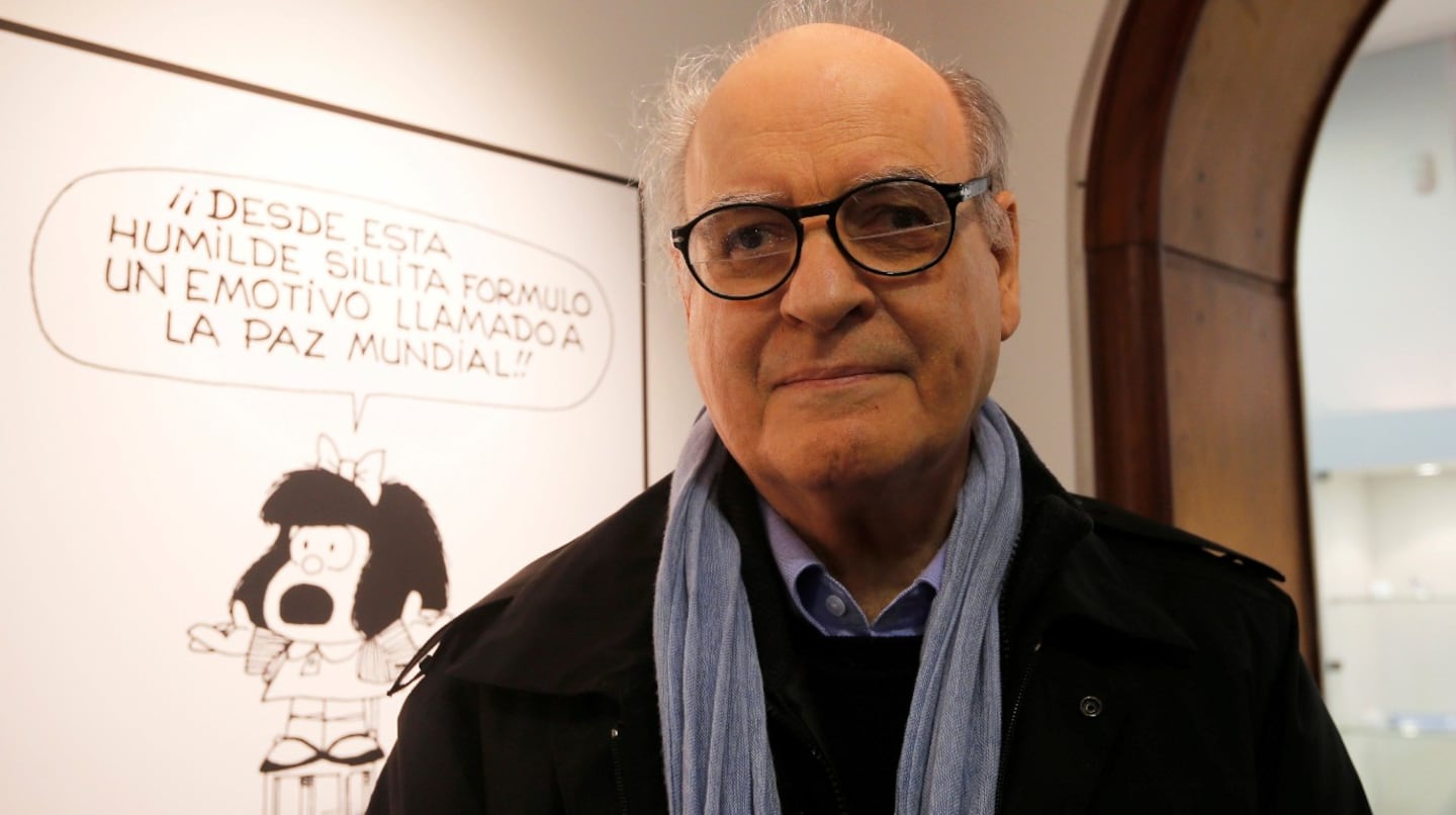 Retrato de Quino, creador de Mafalda, junto a una ilustración de la famosa niña