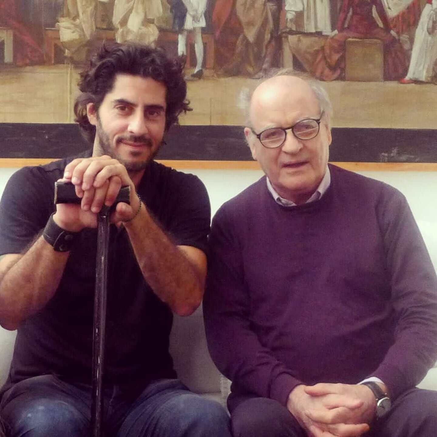 Joaquín Lavado, creador de Mafalda, posando junto a un hombre con un bastón