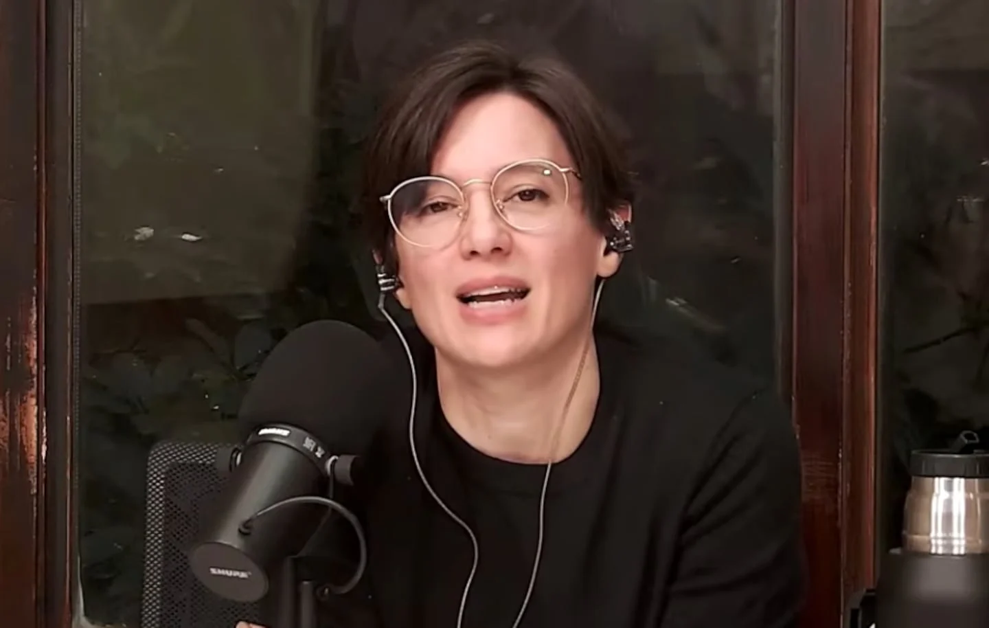 Malena Pichot hablando en un micrófono sobre las denuncias contra Nacho Levy